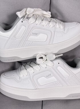 高颜值多巴胺港风小众休闲板鞋2026春秋新款ins潮流百搭小白鞋女