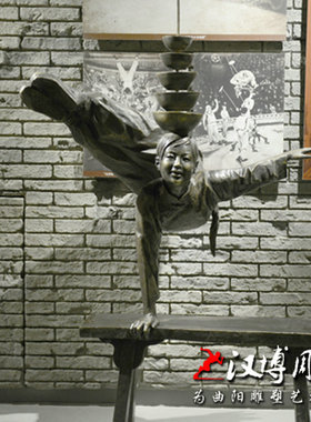 杂技表演杂耍民俗文化小品人物商业街头卖艺人景观摆件玻璃钢雕塑