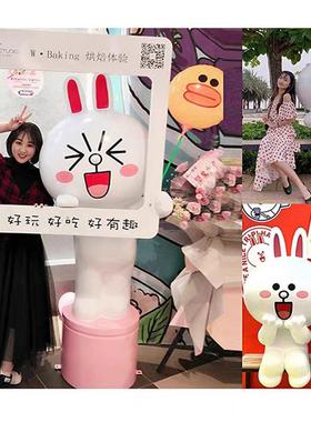 网红布朗熊雕塑奶茶店商场门口打卡拍照户外玻璃钢卡通兔子大摆件