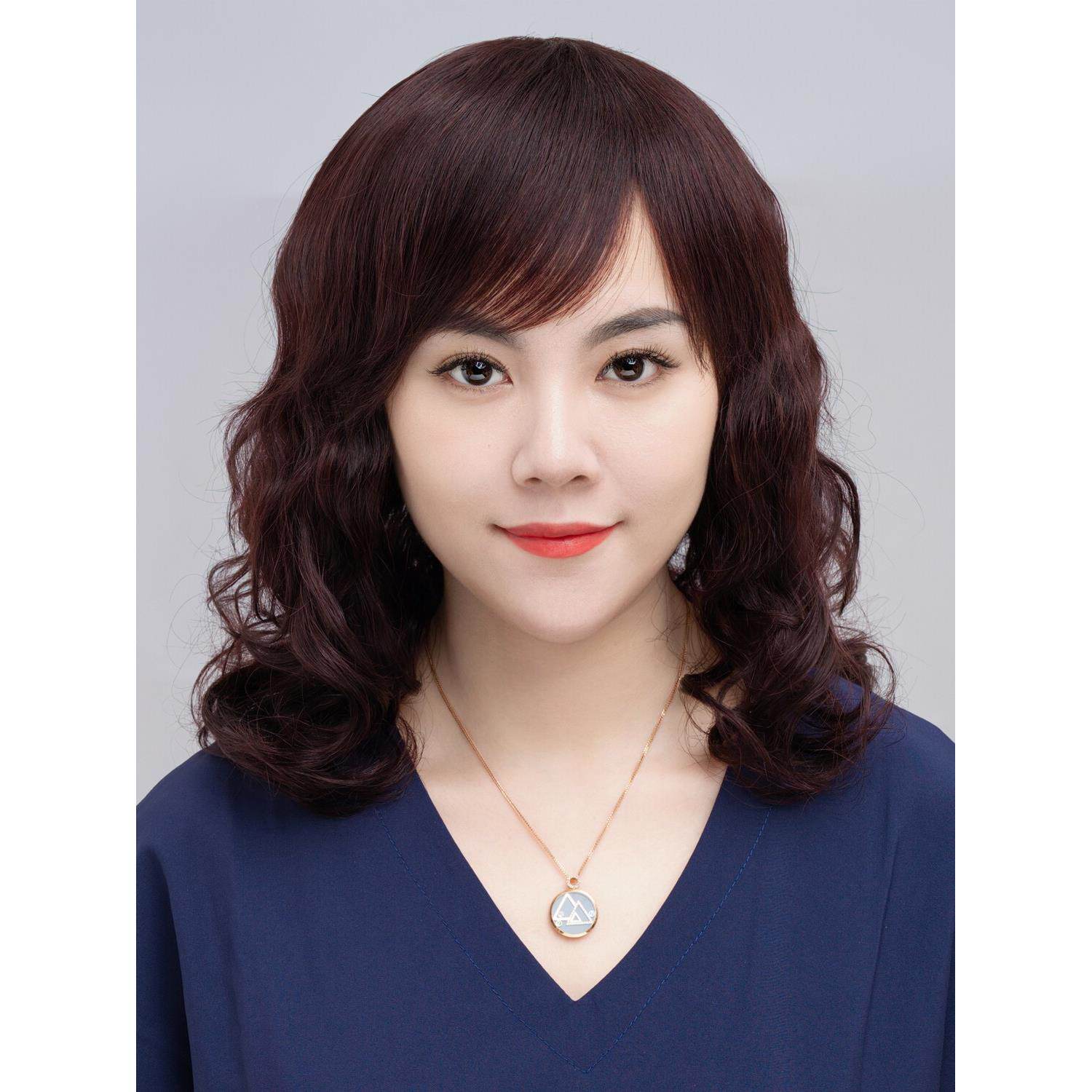 假发妇女与中长发，卷发，全发带，自然短卷发，中老年妇女，母亲