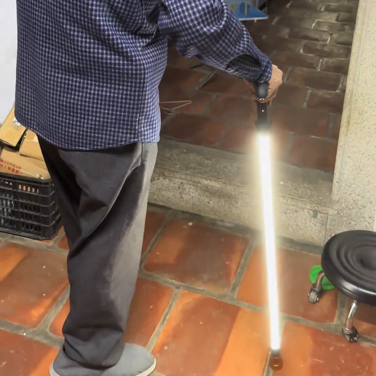 老人专用照明拐杖新款创意可发光登山杖多功能2026防滑拐杖