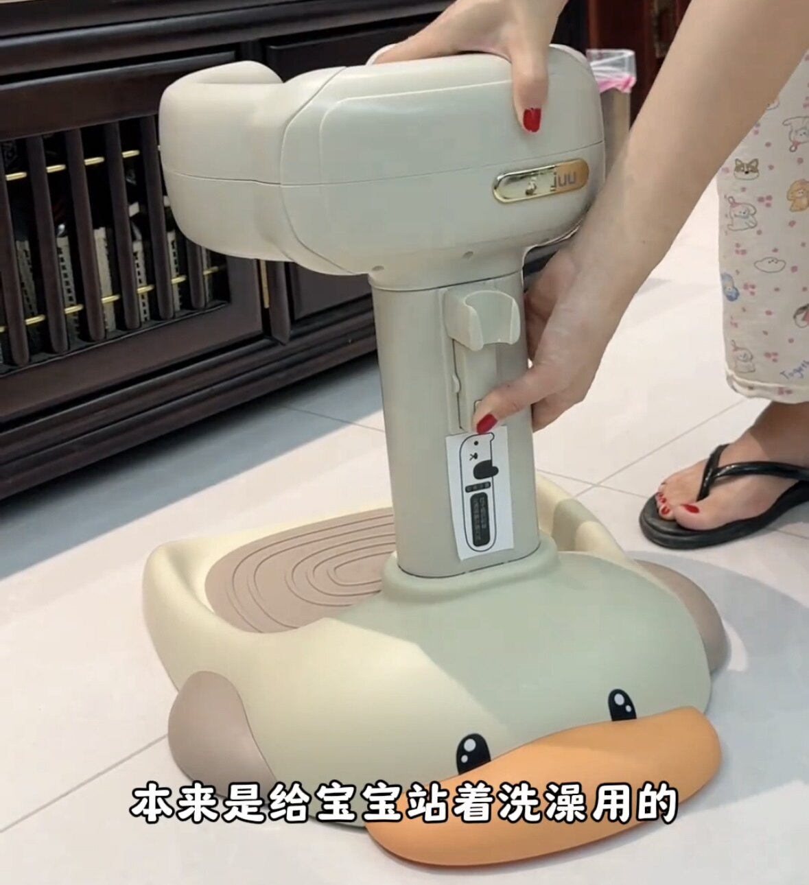 新品宝宝站立洗澡神器婴儿童沐浴淋浴台站立架洗头屁屁支架扶手器