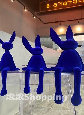 克莱因蓝色植绒坐姿兔子现代轻奢高级感简约桌面网红道具软装摆件