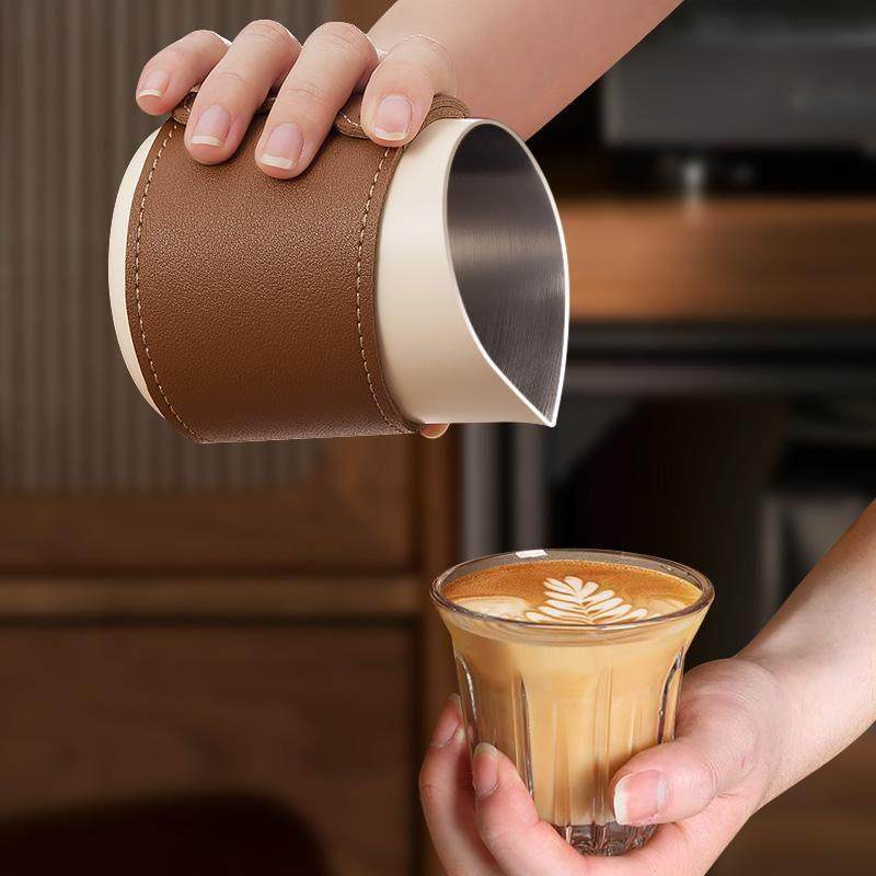 316不锈钢拉花缸无手柄专业咖啡拉花杯家用尖嘴斜口带刻度皮套,餐饮具,拉花缸/拉花杯/打奶缸,淘宝优惠券,粉丝福利购,淘宝优惠卷