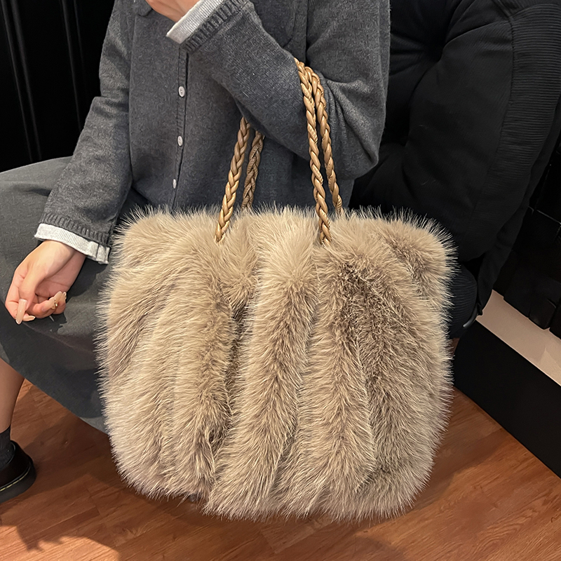 名媛风毛绒手提包秋冬高级感浅棕色腋下包百搭编织手柄ins同款