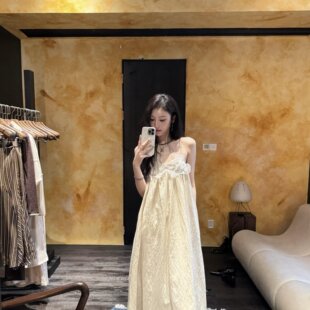 NAOMI 高级感蕾丝拼接慵懒风度假宽松显瘦百搭大摆吊带女神连衣裙