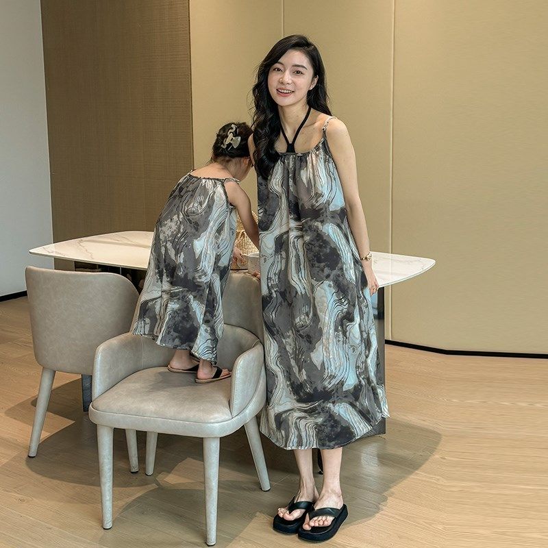 亲子装夏季三亚风沙滩裙一家三口全家装衬衫海边度假母女雪纺裙潮