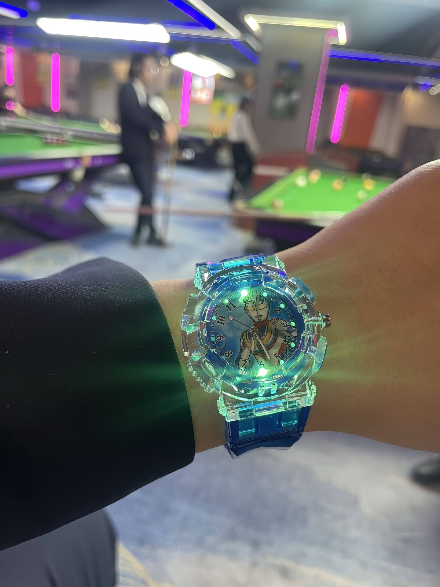 新款2025卡通七彩闪光超人小学生手表儿童卡通手表凹凸曼送男孩