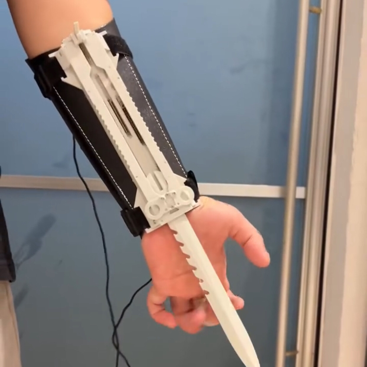 新品定做刺客信条袖箭电影袖剑现代线控袖剑线控拉绳袖箭3D打印男