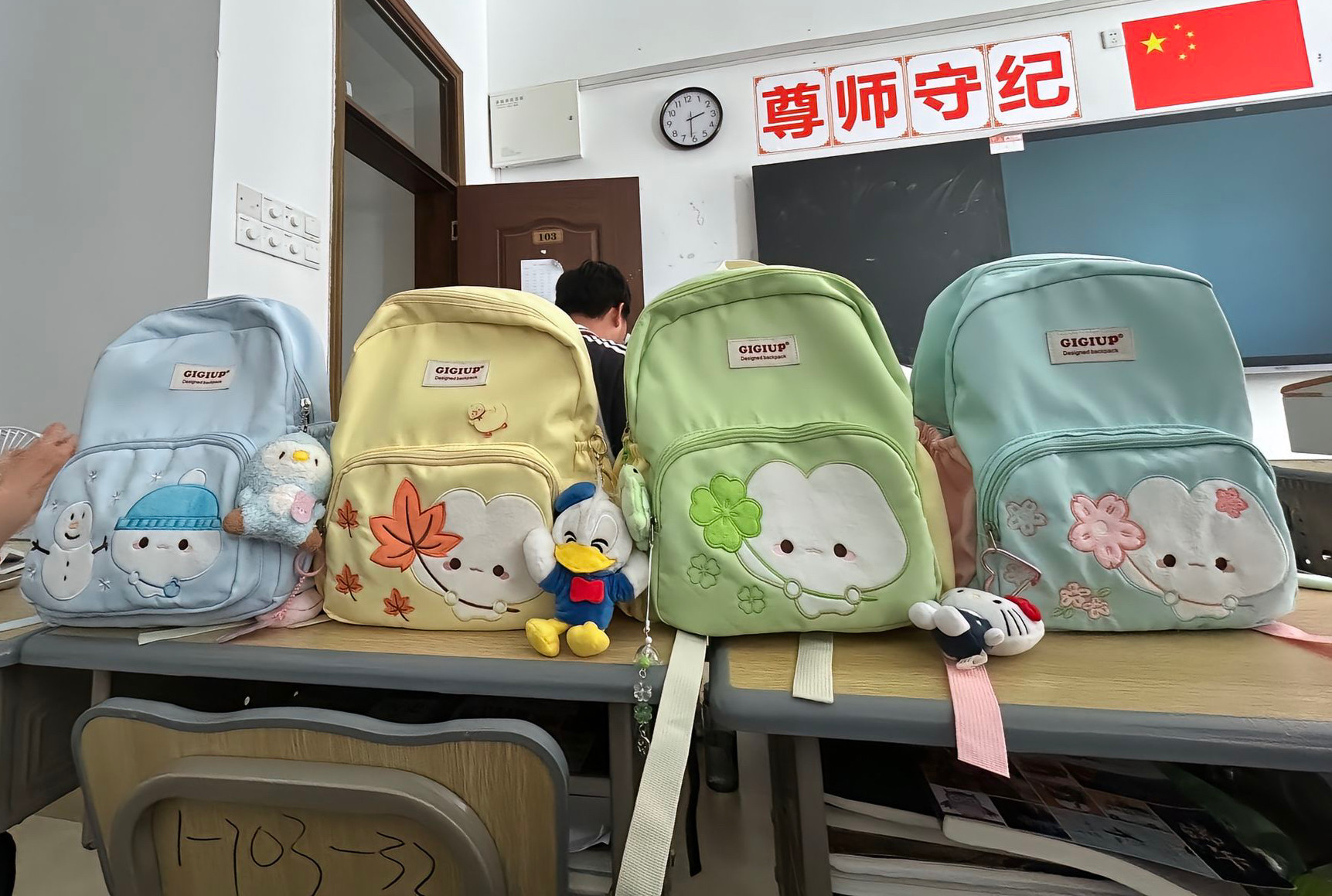 四色双肩背包2025秋季新款百搭初中生高中生大容量双肩包