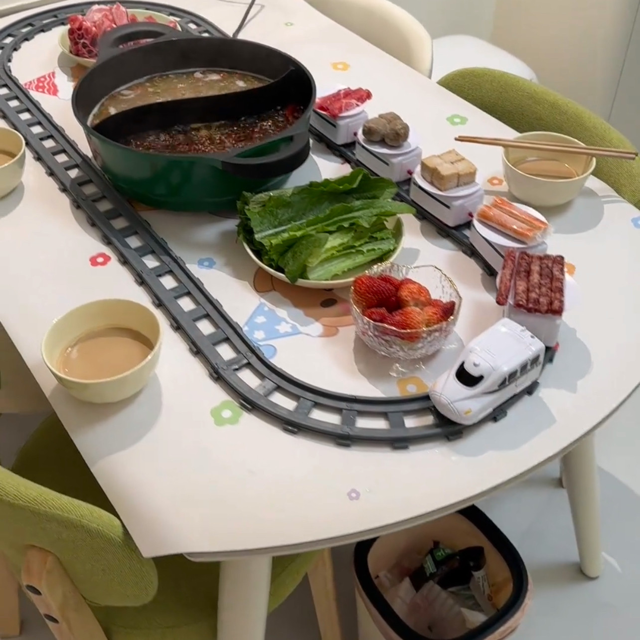 菜品旋转传送带餐具玩具儿童回转轨道趣味个性寿司火车电动过家家