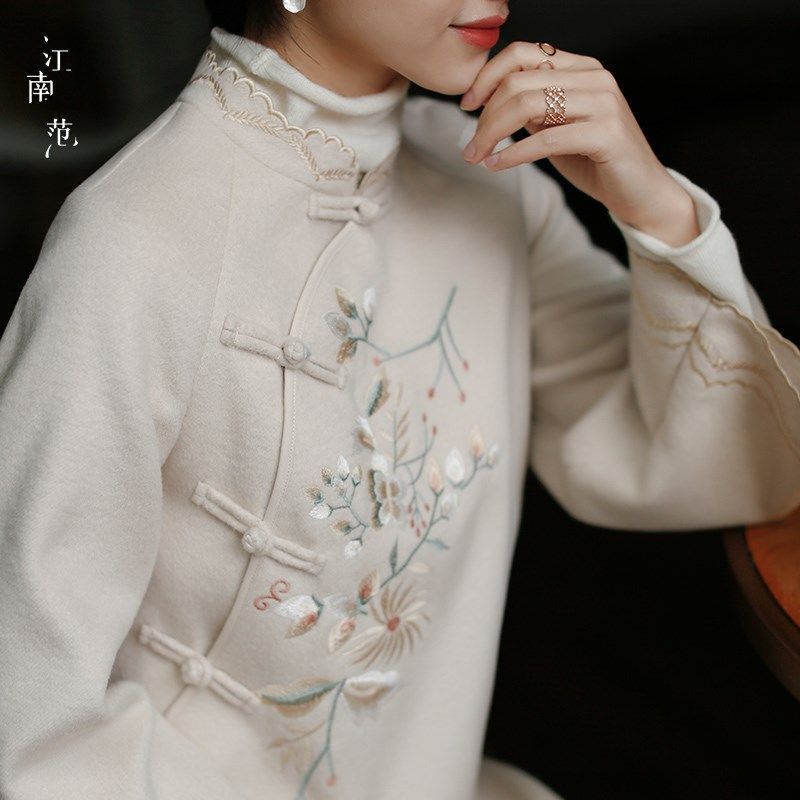 江南范新中式改良版冬日旗袍秋冬款毛呢少女时尚中国风连衣裙绣花