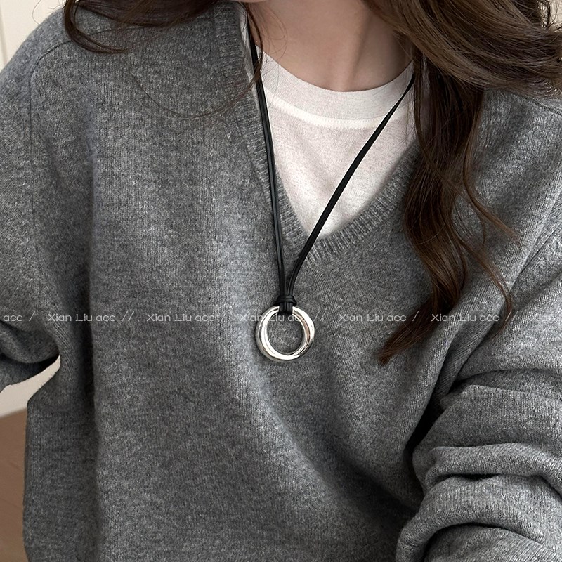 黑色皮绳圆环吊坠项链女2024新款锁骨链小众P设计感毛衣链颈链配