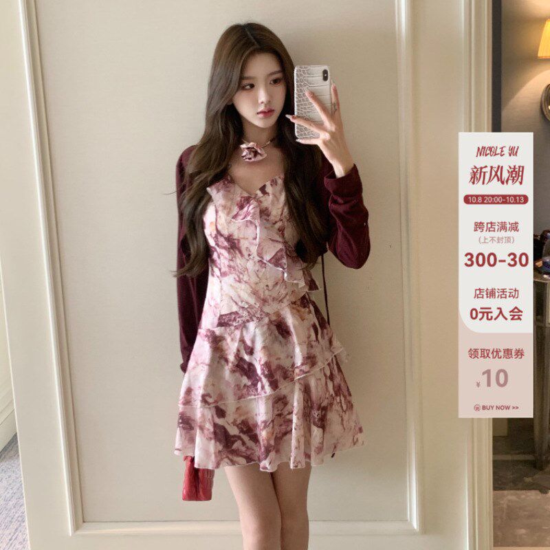 魏妮妮港风红色碎花晕染吊带连衣裙显白春秋收腰裙子开衫两件套女图片