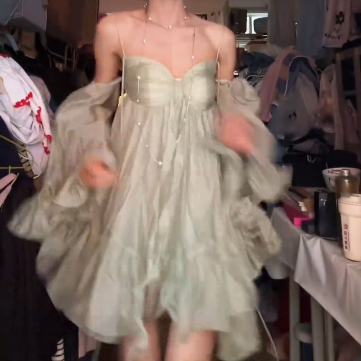 小众生日礼服挂脖吊带褶皱荷叶露肩喇叭裙子夏季新款连衣裙