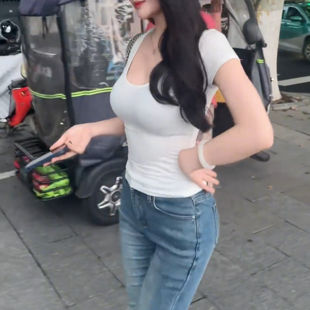 2025新款别致甜辣修身显瘦短款上衣U领收腰正肩短袖白色t恤女夏季