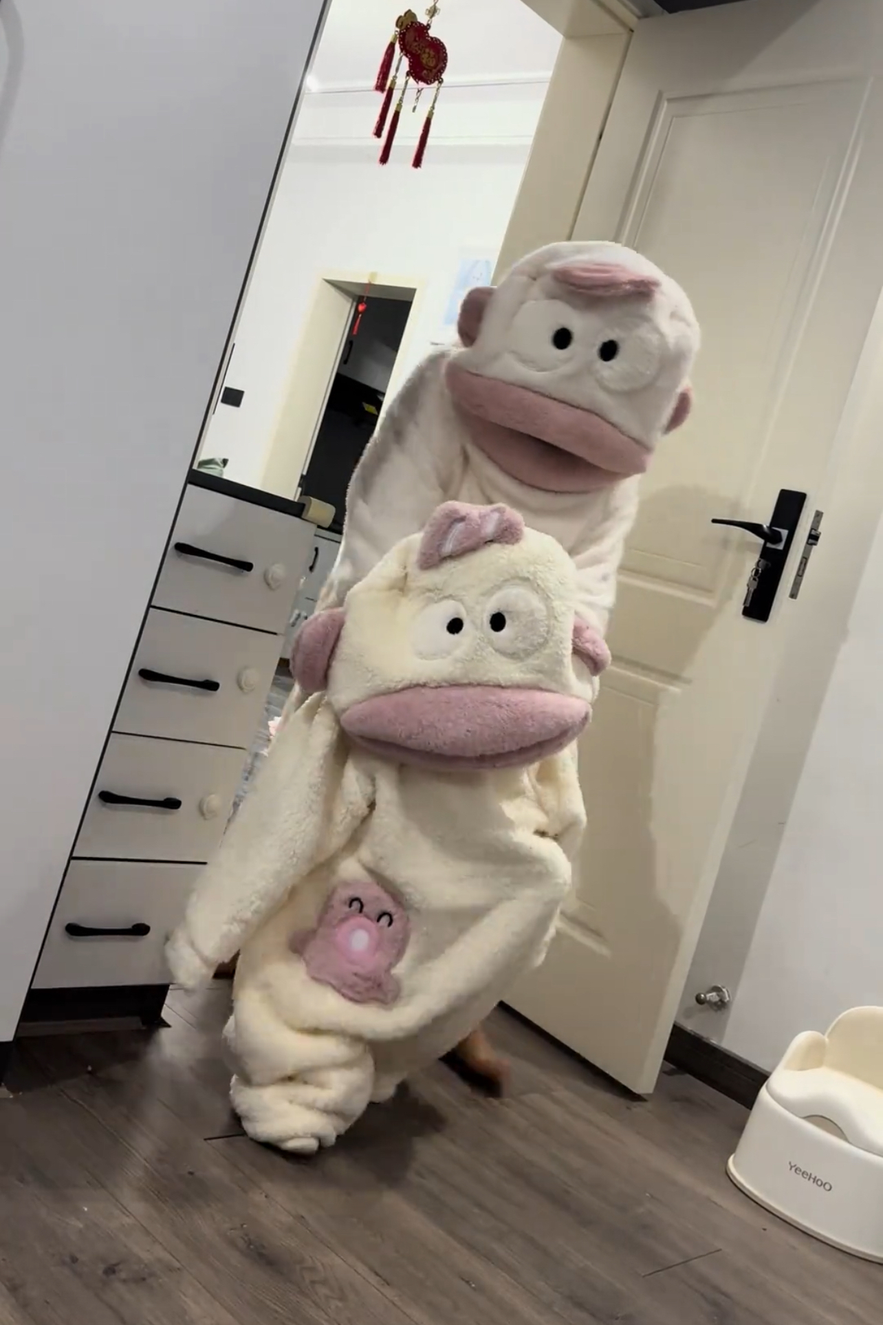 白色可爱秋冬季卡通搞怪睡袍儿童袍丑鱼睡衣女童连体珊瑚绒加厚