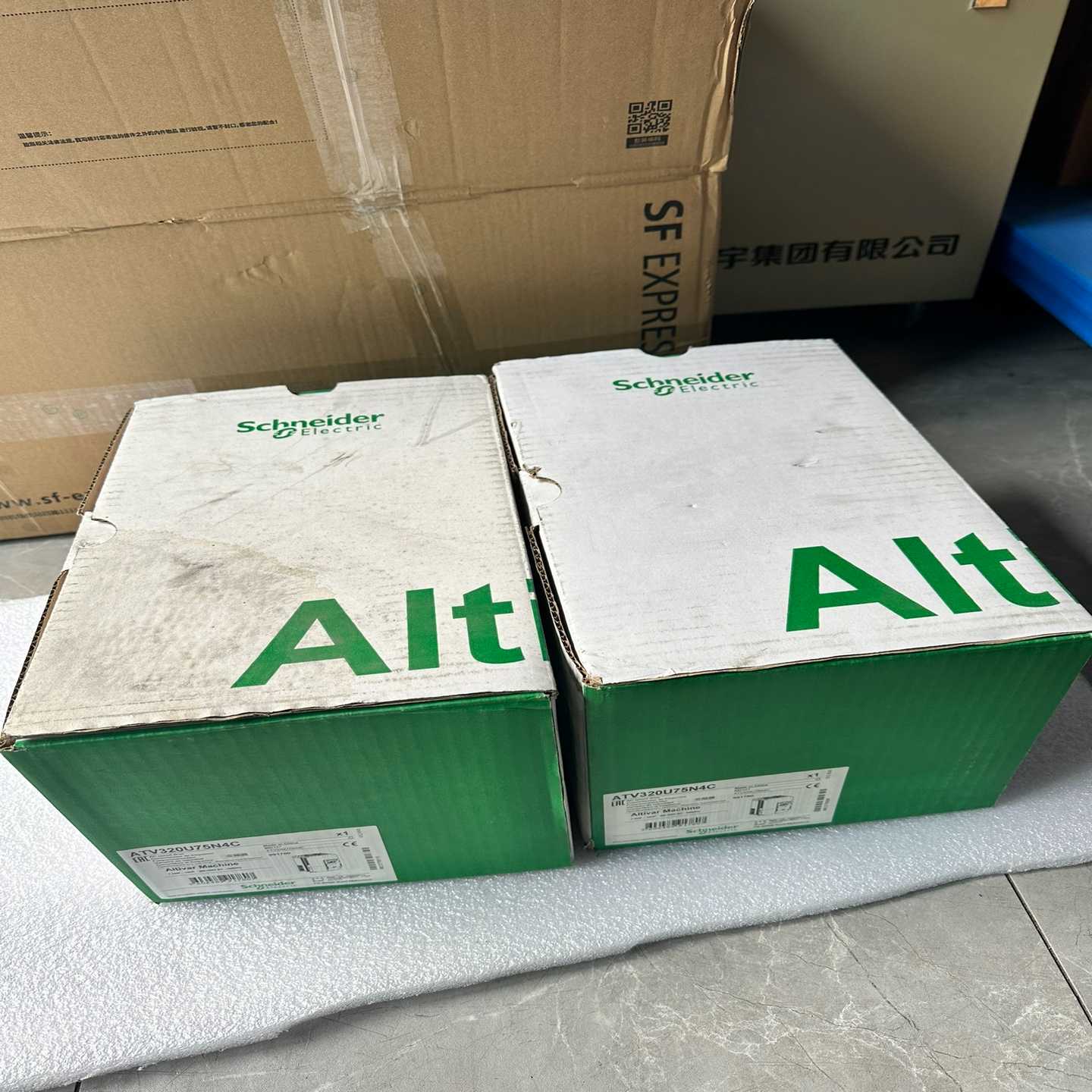 议价施耐德ATV320U75N4C全新未使用还剩左边一台，包装不