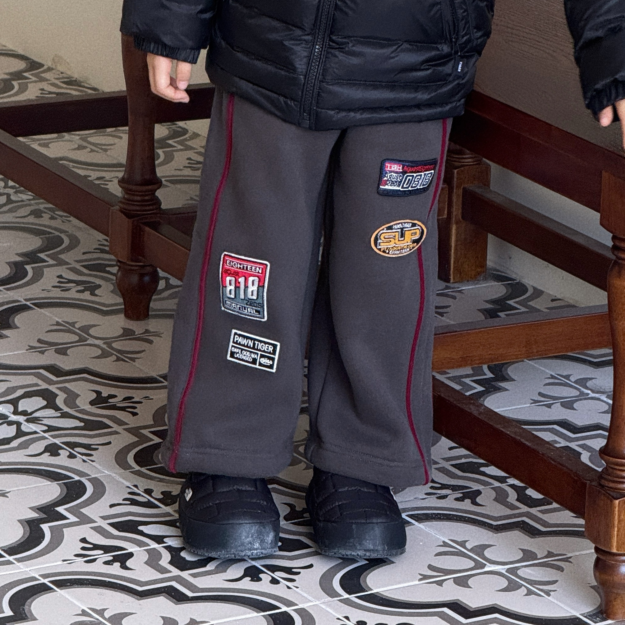 重工刺绣贴布加绒深灰色卫裤