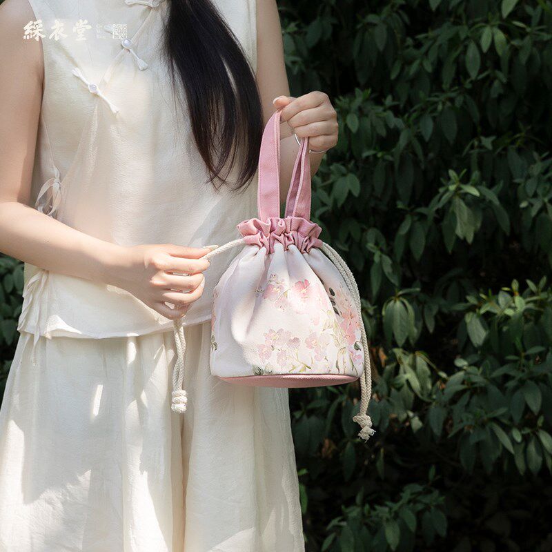 彩衣堂国风清新花卉抽绳束口袋手提手拎女手机遛弯包水桶汉服粉AC,节庆用品/礼品,文化创意包/袋,淘宝优惠券,粉丝福利购,淘宝优惠卷