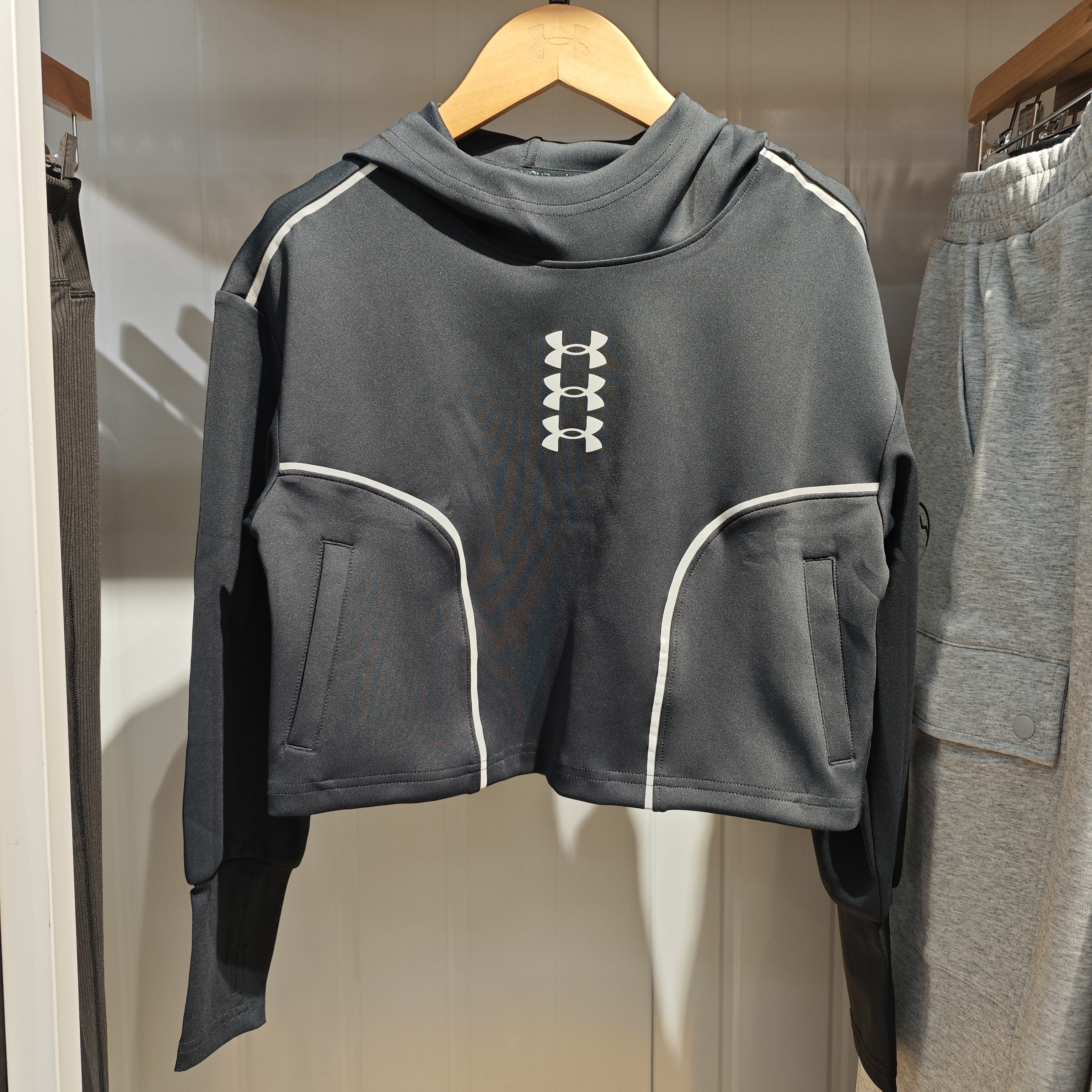 安德玛儿童连帽黑色卫衣女童套头圆领运动上衣243203524