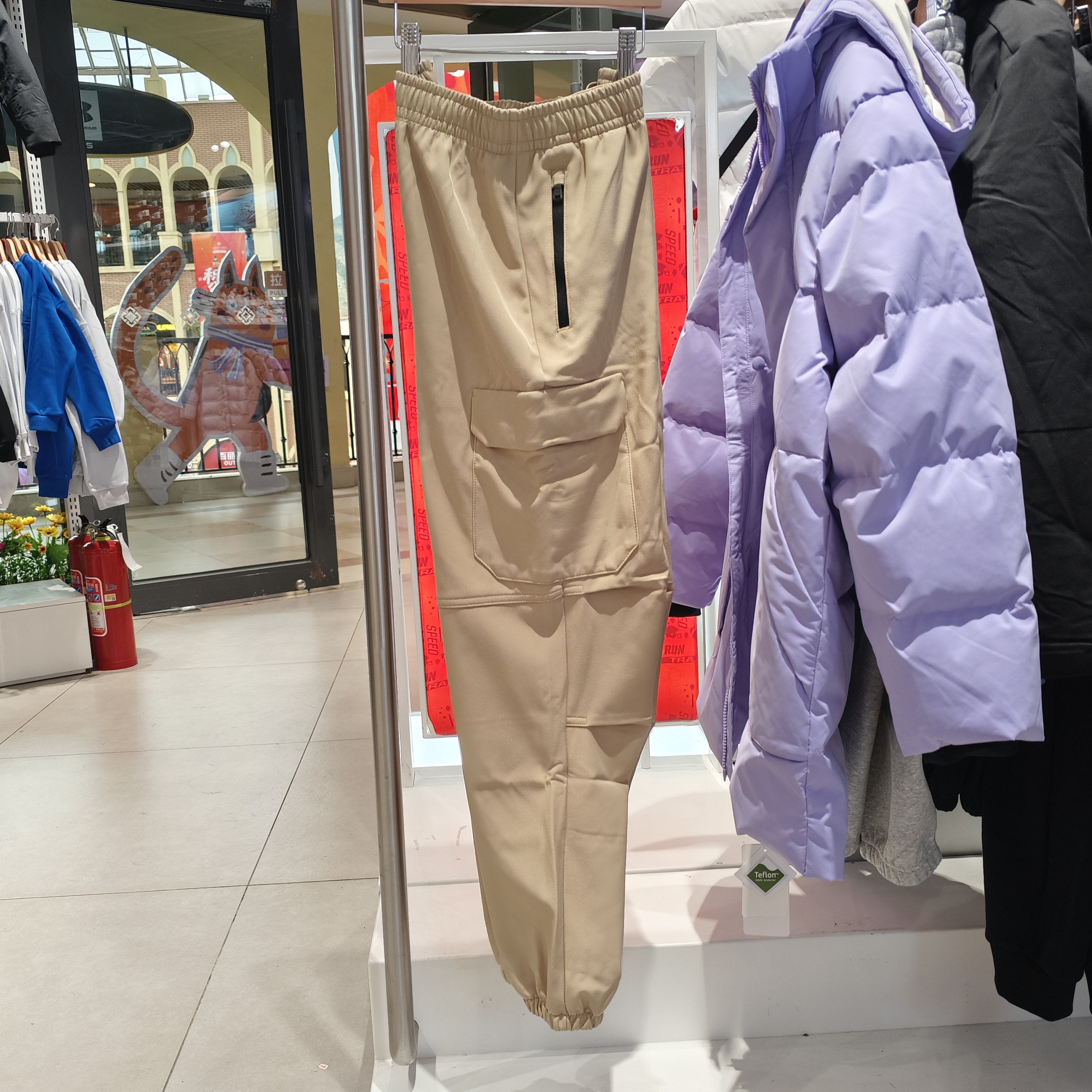 安德玛儿童加厚棕色黑色工装风格男女童梭织运动长裤254323348