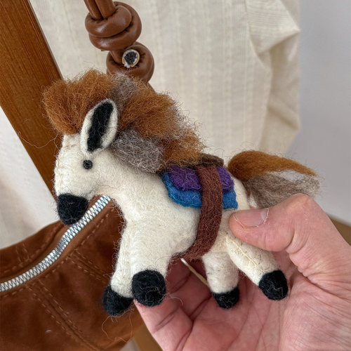 包上的“童话小马仔”