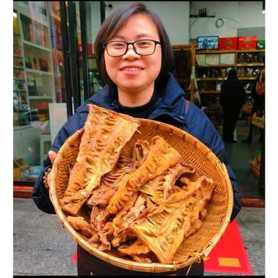 湖南农家米糠谷壳烟熏开边片肠 干锅爆炒