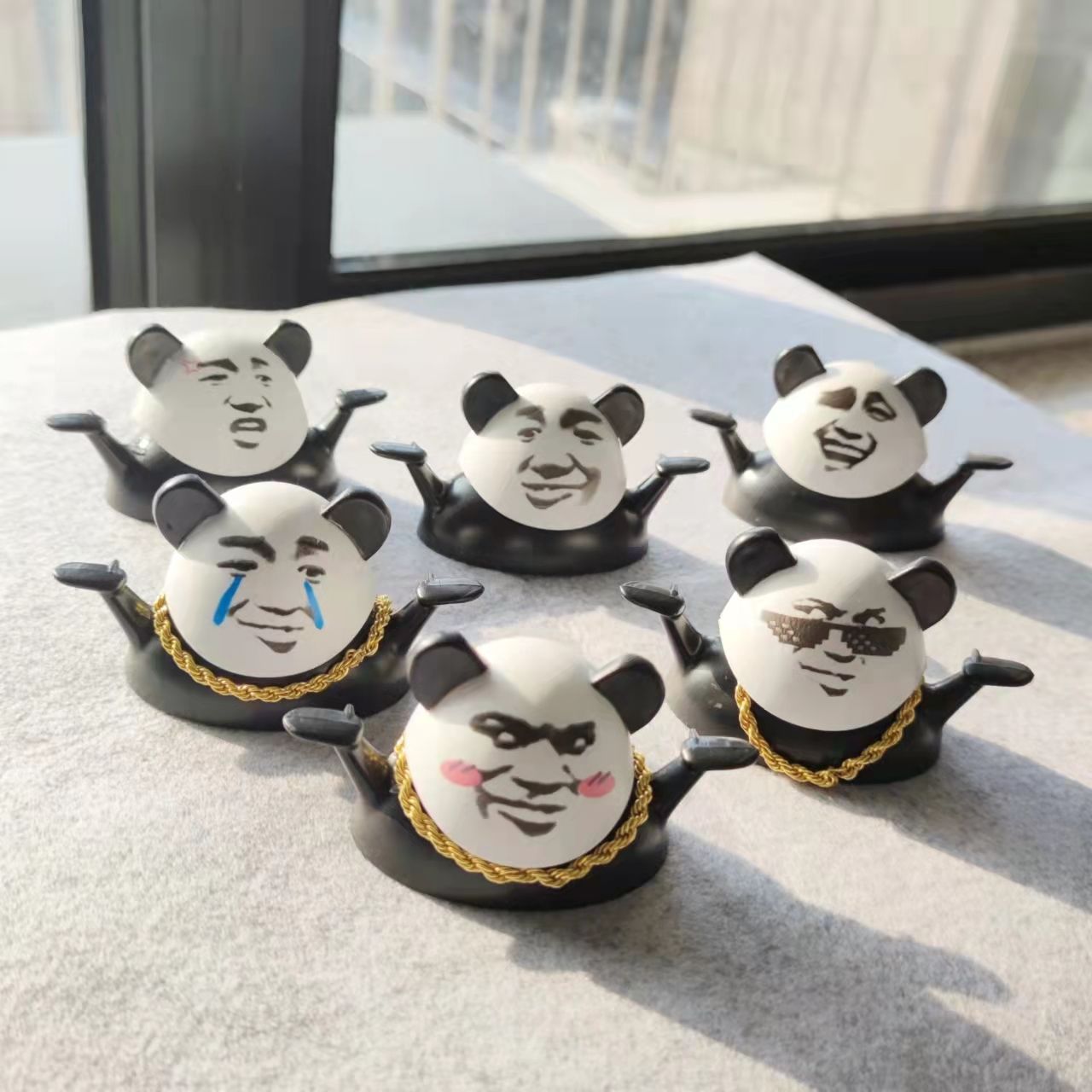稀奇古怪车饰摇头熊猫人车载装饰品摆件2022款可爱搞笑表情包手办