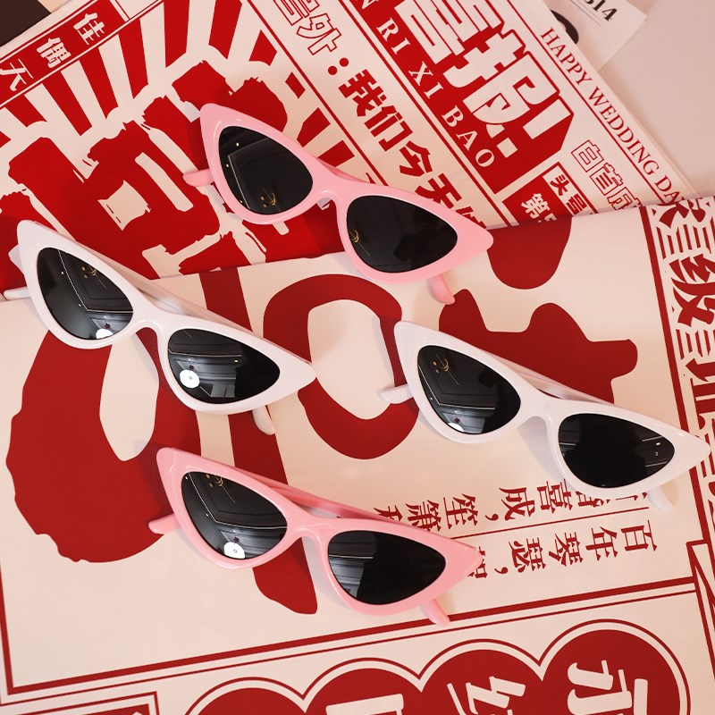 结婚礼拍照道具中式喜字报纸眼镜丝巾伴娘姐妹团晨袍拍摄用品大全