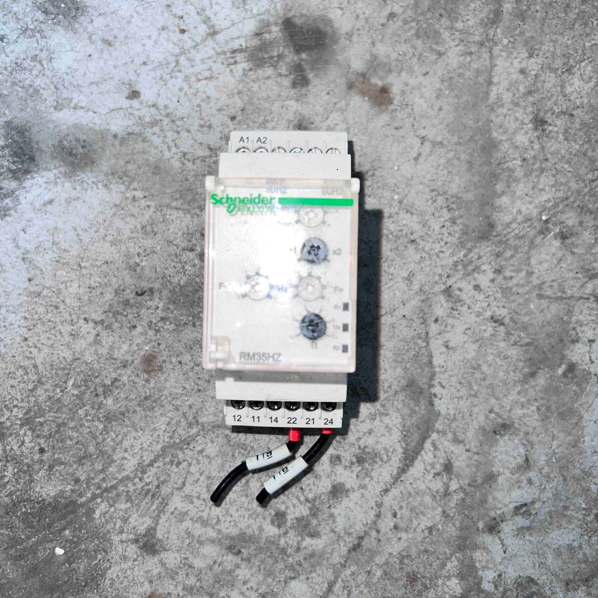 议价施耐德多功能继电器 RM35HZ21FM 成色如适用