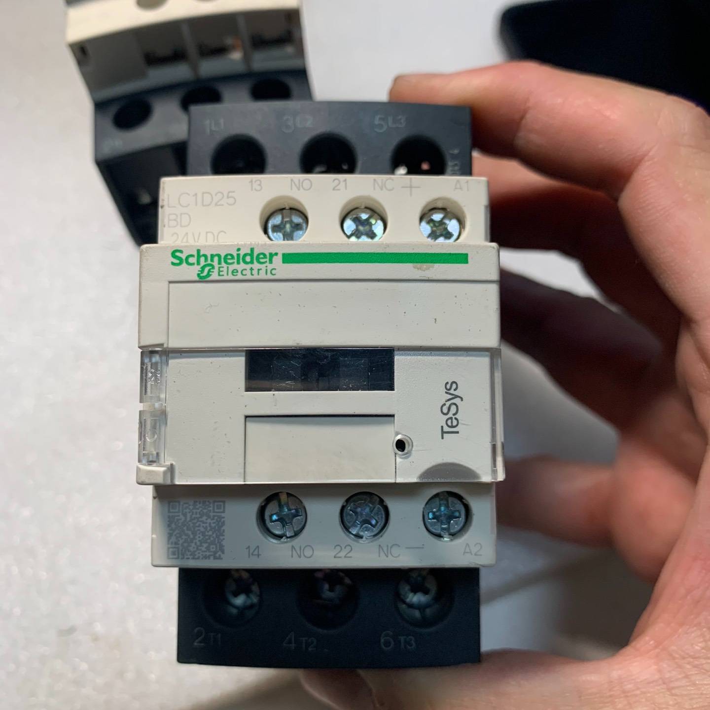 议价施耐德接触器LC1D25BDC，线圈电压24VDC适用