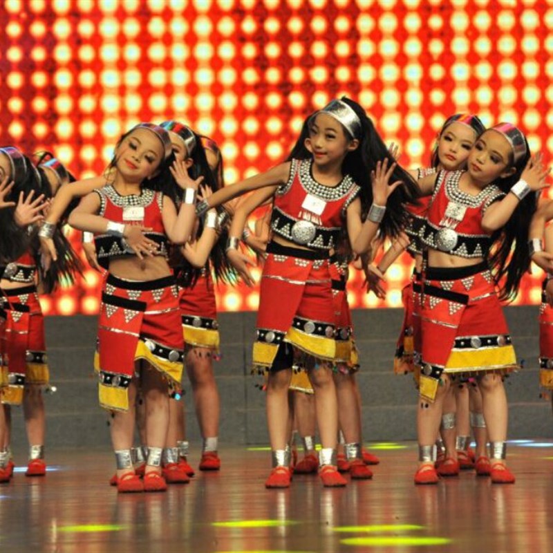 阿佤人民唱新歌云南澜沧佤族甩发舞蹈服走在山水间女童壮族演出服