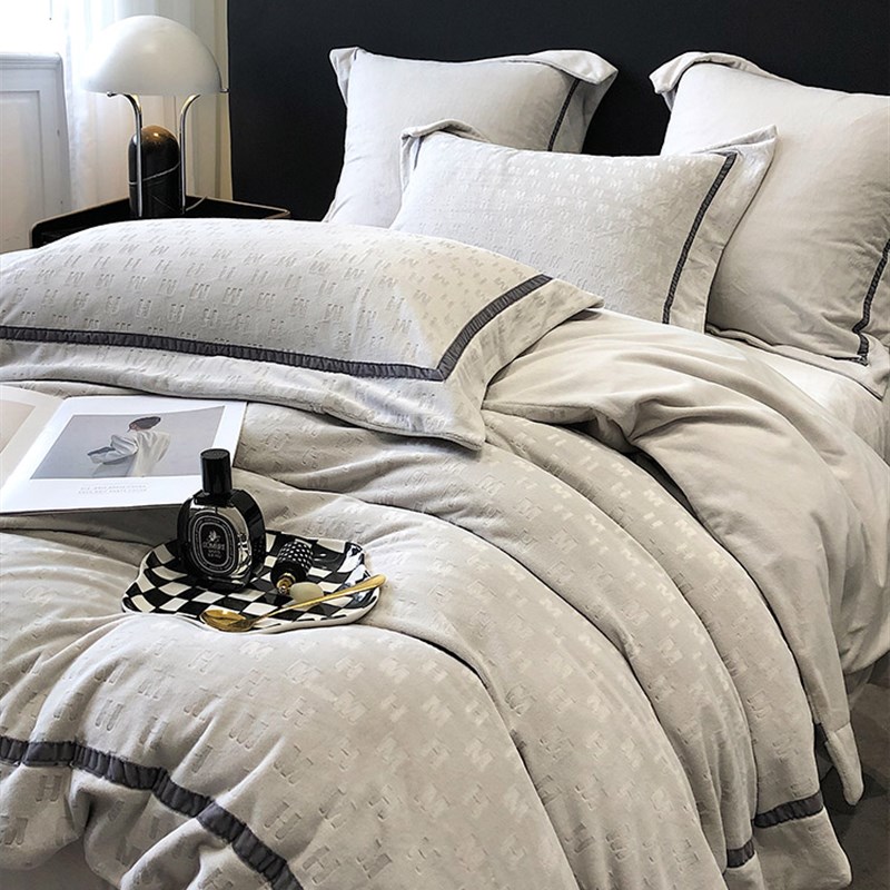 秋冬轻奢风保暖德芙绒四件套高端压花织带加厚珊瑚绒被套床上用品