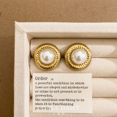 「小黛西」钛钢金色高级珍珠耳环