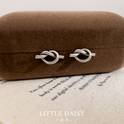 「小黛西」钛钢银色金属打结耳钉