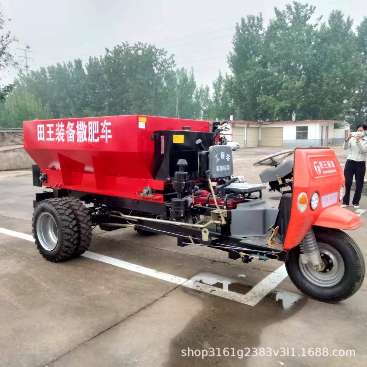 大棚撒肥机自走式三轮撒肥车牛羊动物粪便抛粪机干湿粪撒粪车