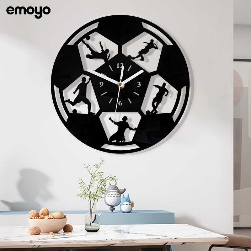 踢足球挂钟客厅家用静音圆形现代简约创意运动免打孔款钟表