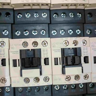 LC1DT40BDC 施耐德接触器24VDC，柜子拆下来拍前询价