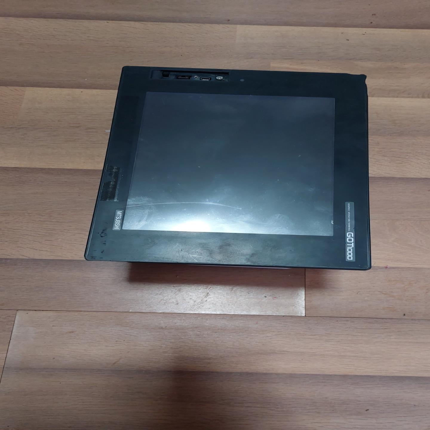 GT1675M-STBD多处破损如图！（佳毅工控）