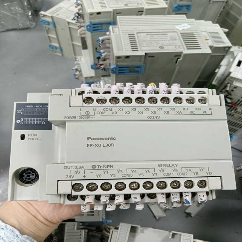 询价松下PLC AFPX0L30R-F 成色如下图所示，