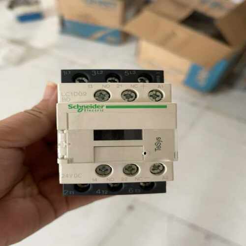 接触器LC1D09BD  220V   7台~询价