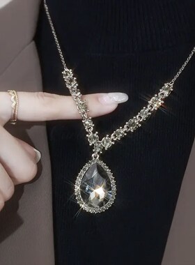 轻奢长款水滴吊坠毛衣链2024年新C款秋冬高档气质网红项链配饰挂