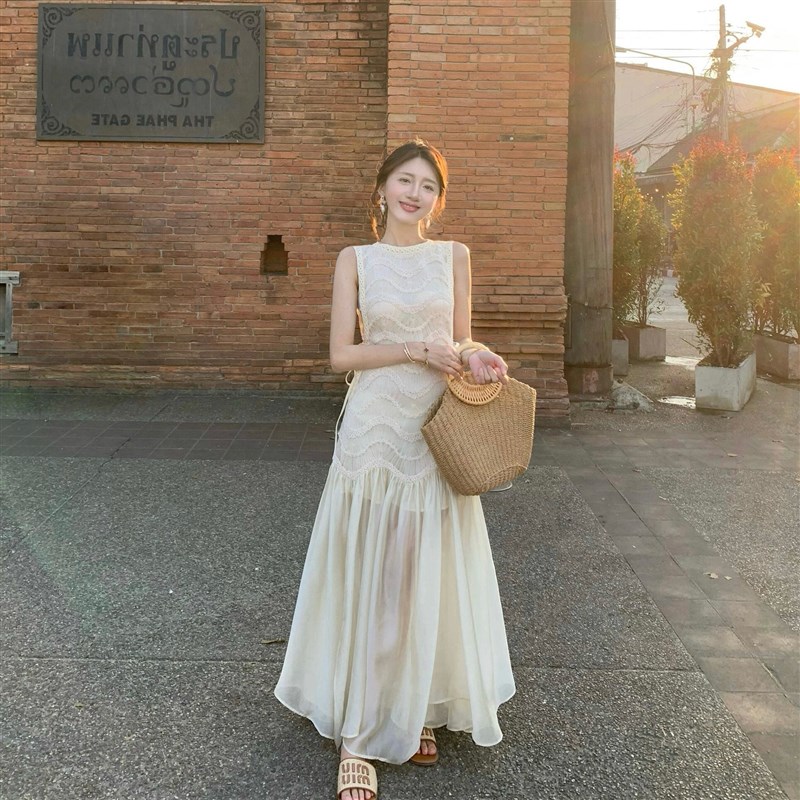 法式复古蕾丝度假无袖连衣裙女2025新款收腰气质休闲背心A字长裙