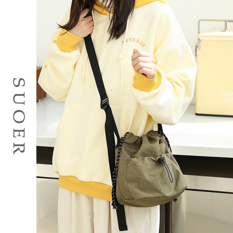 韩国小众设计抽绳水桶包女2023新款休闲尼龙帆布迷你单肩斜挎小包,箱包皮具/热销女包/男包,时尚帆布包,淘宝优惠券,粉丝福利购,淘宝优惠卷