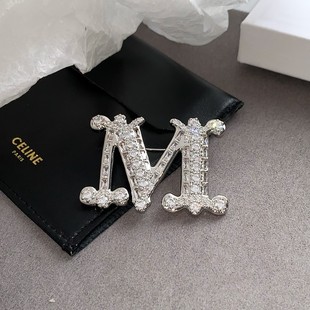 041 米梵缇 铜合金胸针 M字母大衣高档胸花女小众毛衣小香别针