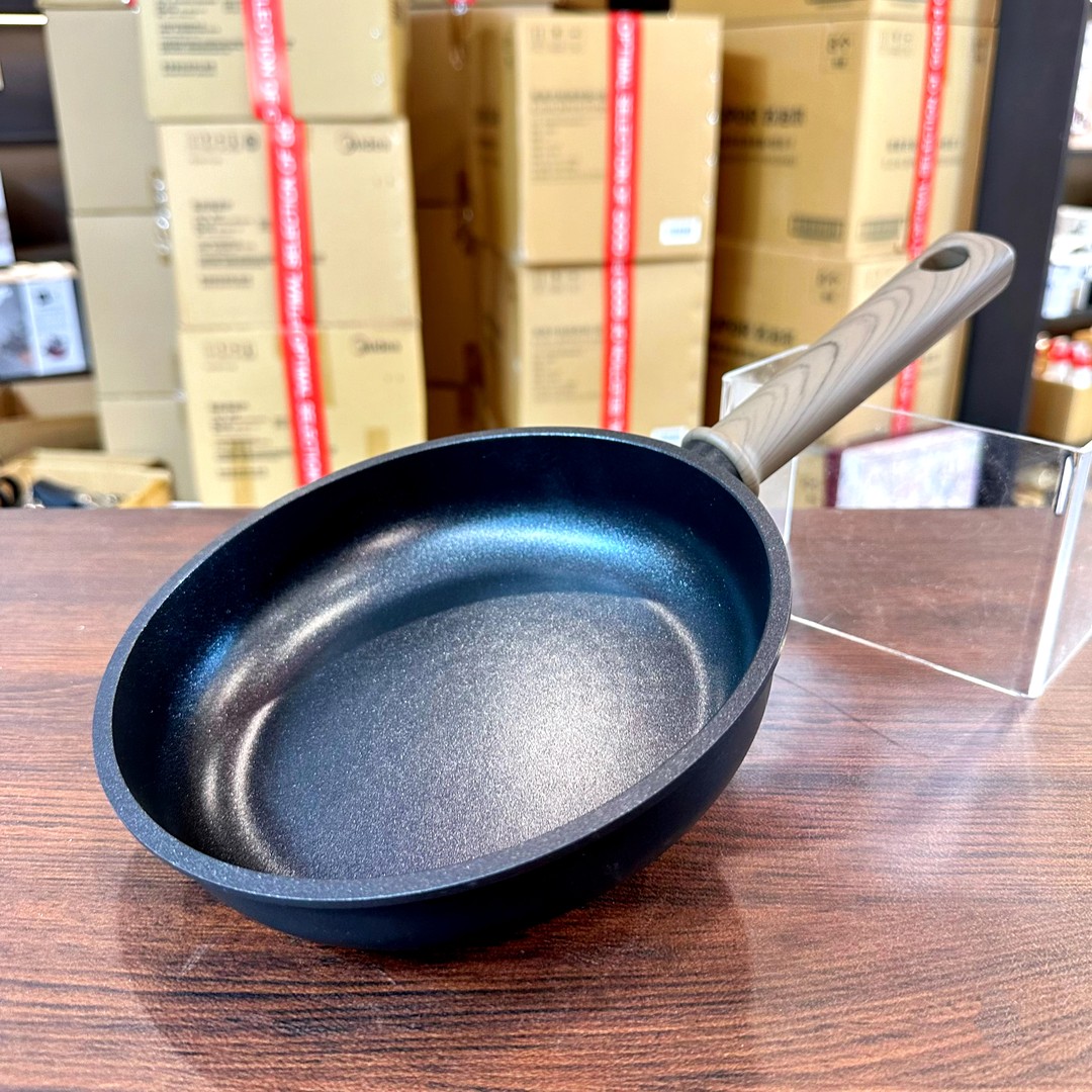 美国原单20cm黑色钛金陶瓷煎锅无盖网红滑蛋锅高品质多功能平底锅