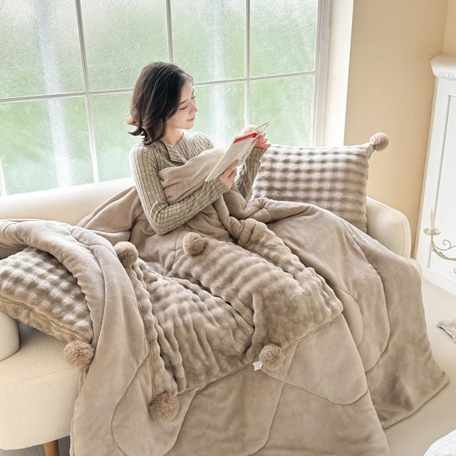 兔毛绒立体毛球抱枕被子两用二合一车载枕头被牛奶绒午睡盖毯靠枕