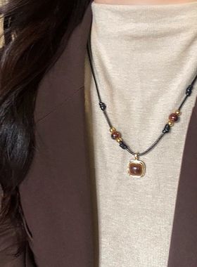 配毛线衣的项链虎眼石皮绳项链女秋冬大气高档高级感毛衣链2024新