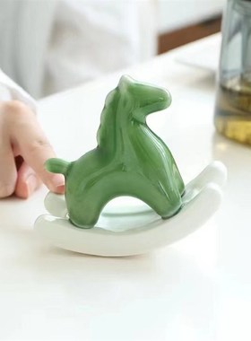 简约创意童年摇马绿马摆件家居客厅办公室装饰玄关桌面陶瓷工艺品